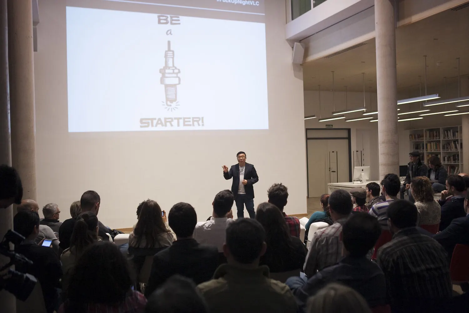 Antonio Liu Yang dando una conferencia ante un auditorio lleno