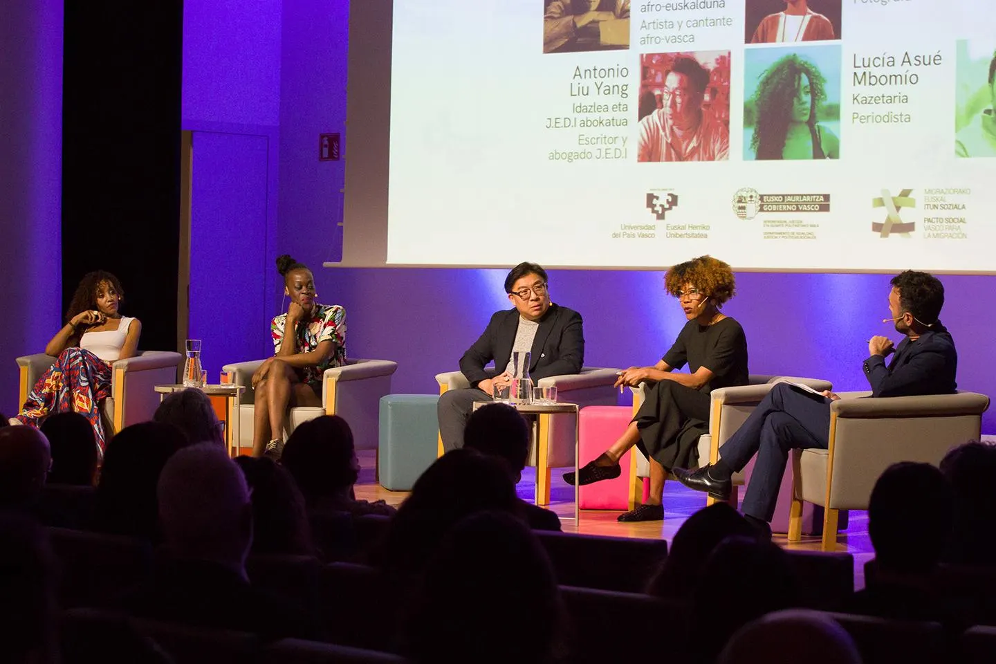 Antonio Liu Yang en una mesa redonda sobre un escenario