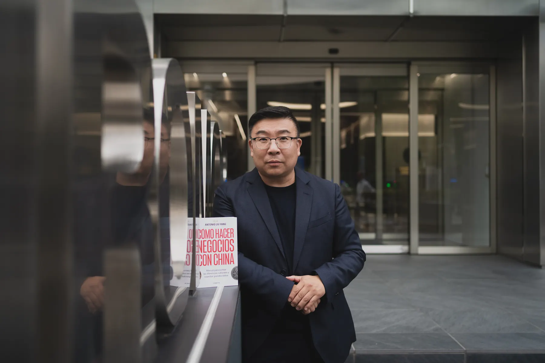 Retrato de Antonio Liu Yang junto a su libro «Cómo hacer negocios con China»